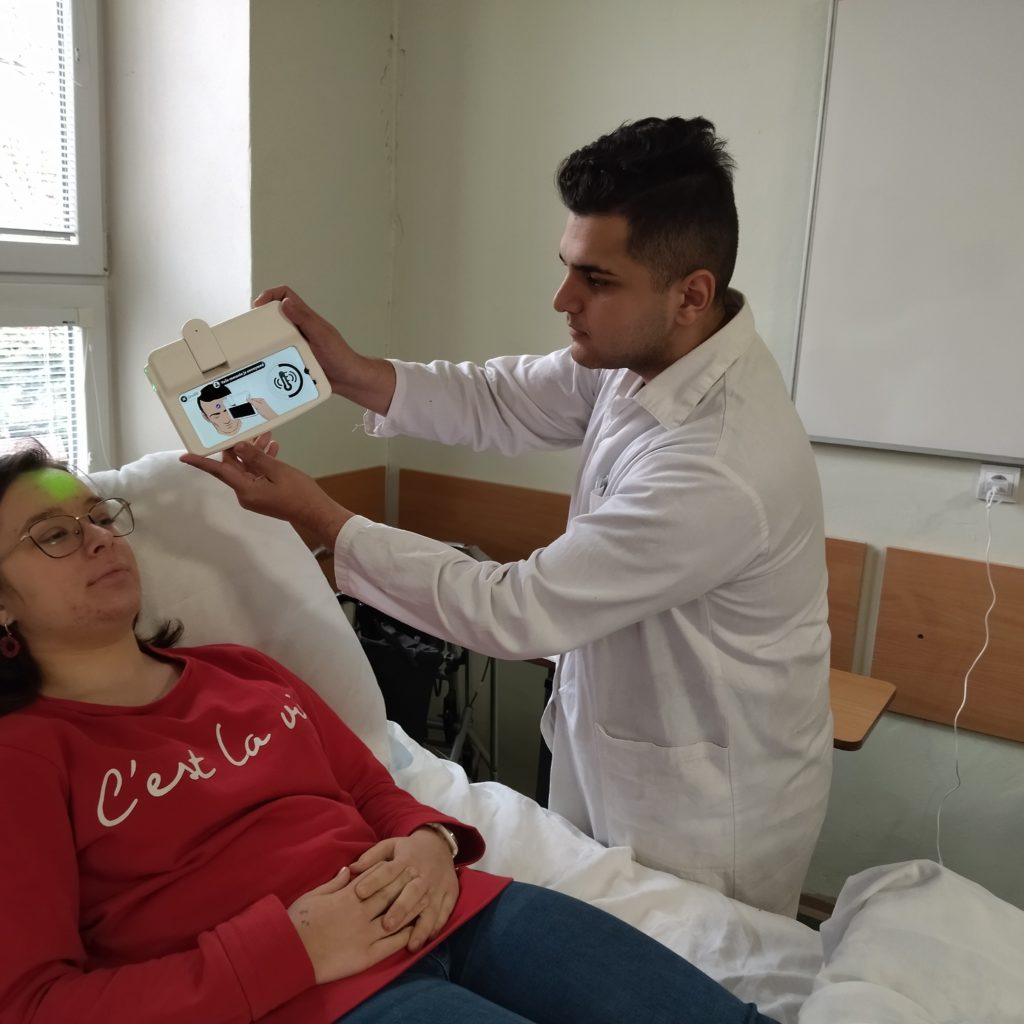 Measuring patient on bed with Scase
